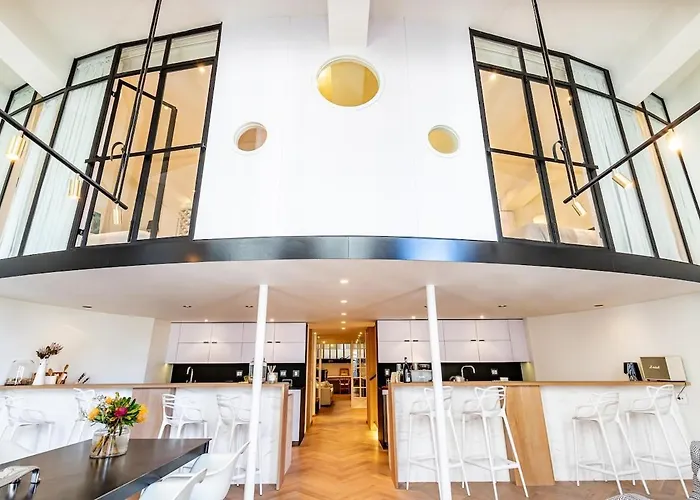 Luxurious, Modern, Artsy, Fully Fitted Home!