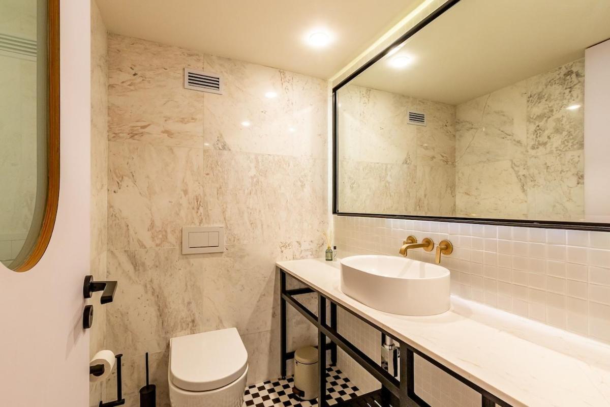 Luxurious, Modern, Artsy, Fully Fitted Home!